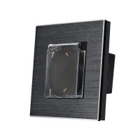 Enchufe simple con tapa protectora LUXION con marco de aluminio culoare neagra
